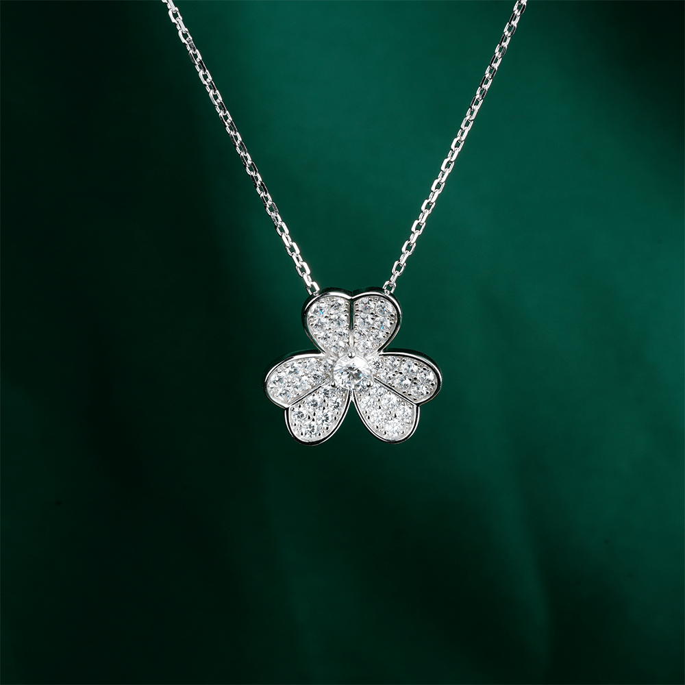 #2913 白い満ちたダイヤモンドの三弁花シンプルネックレス（925銀）