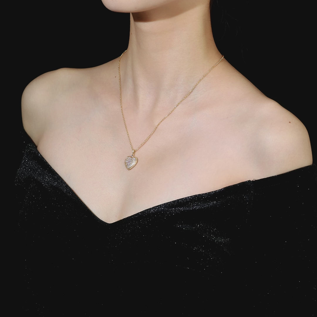 #2274 ファッションで軽ロゴ感の金色のハート型にダイヤモンドがいっぱいのシンプルなネックレス（925 銀）