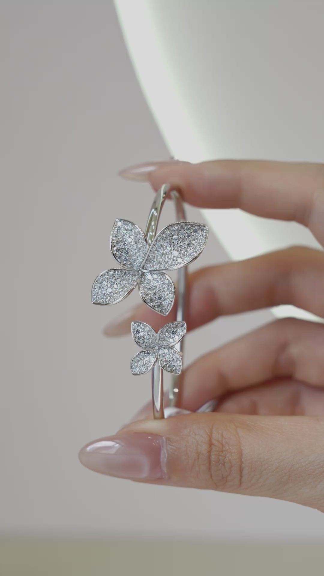#4924 白いダイヤモンドがいっぱいの四つ葉の花のユニバーサルブレスレット（925銀）