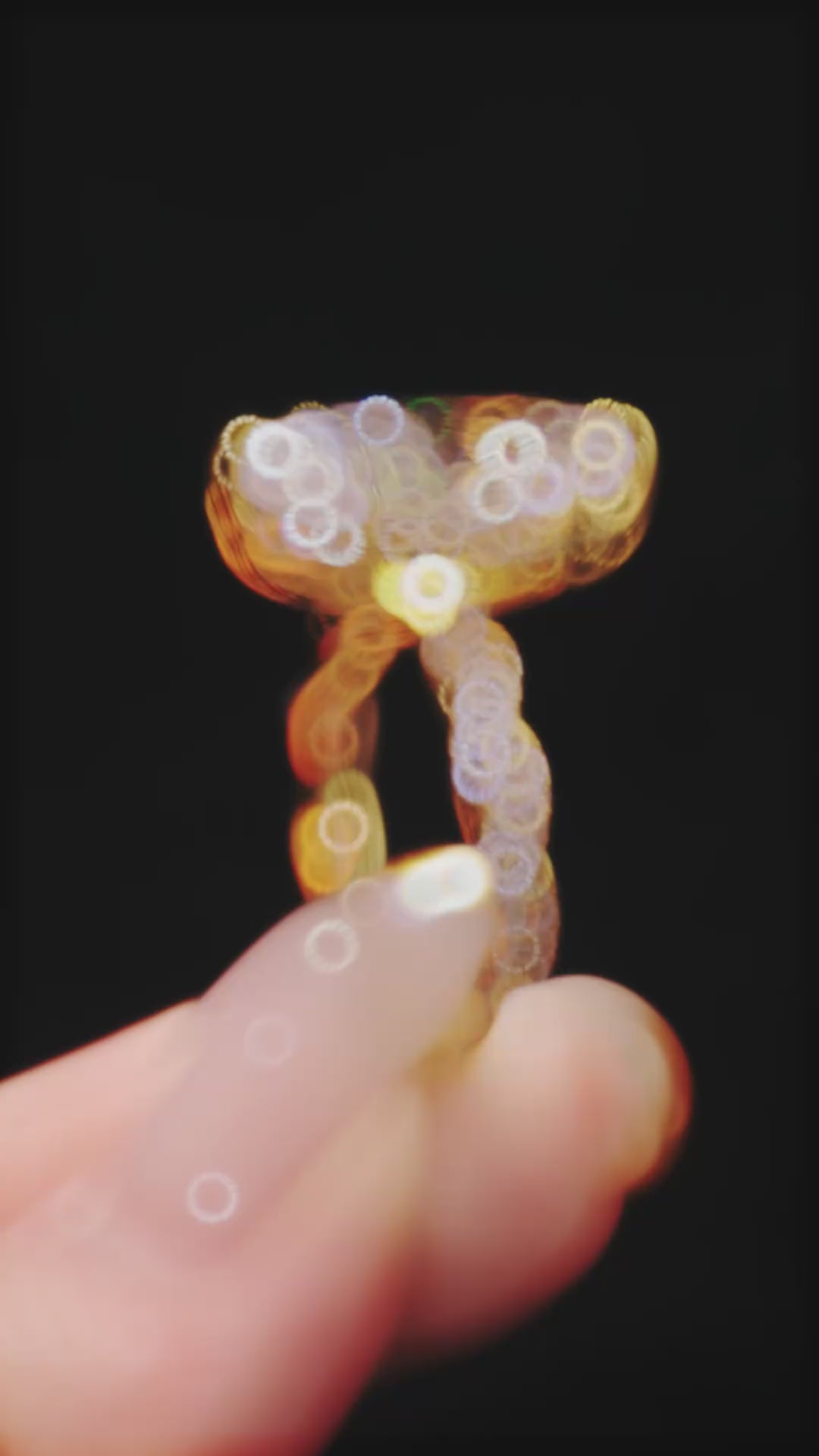 #10458 白いホースエイズ形六爪ダイヤフルメッキ金のアーム、ユニバーサルリング（925銀）