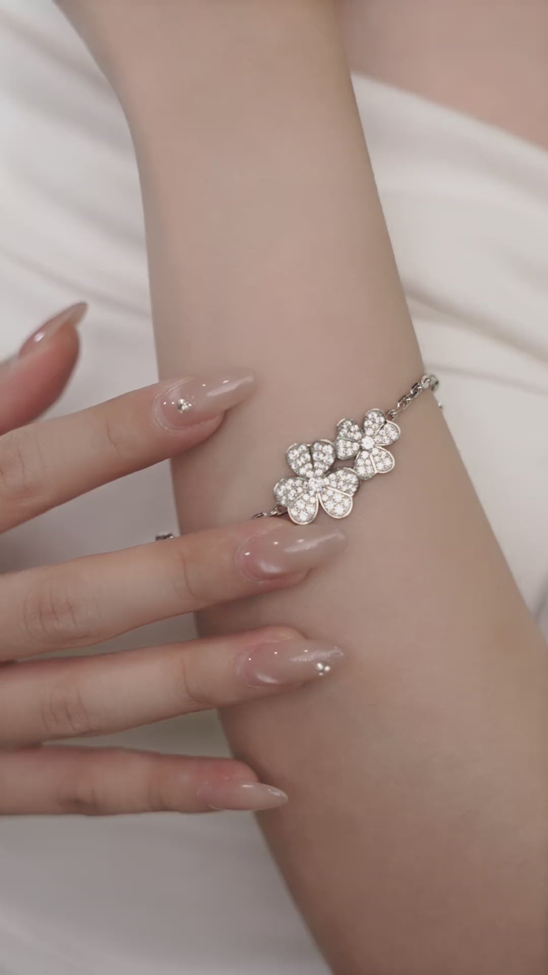 #4377 白いダイヤモンドいっぱいの三枚葉の花のユニバーサルブレスレット（925 銀）
